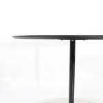 Tavolo TEODORO laccato nero – tavolo pranzo tondo in allumino e piano in legno