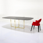 Table Kross avec plateau en forme de tonneau 200 x 110 cm en marbre noir de Guinée et base en chrome doré
