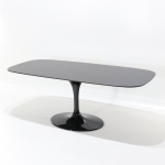 Stół WING z blatem beczkowym z czarnego płynnego laminatu RAL-9005 180x90 cm i podstawą z czarnego odlewu aluminiowego
