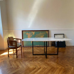 Stół Kross z blatem w kształcie beczki 200 x 110 cm z czarnego marmuru gwinei i złotą chromowaną podstawą