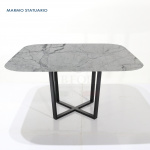 Tavolo KROSS quadrato con piano in marmo nero marquina 160x160 cm e base in metallo laccato nero