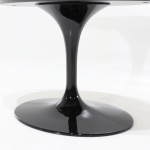 WING-Tisch mit Laufplatte aus schwarzem RAL-9005-Flüssiglaminat 180x90 cm und Sockel aus schwarzem Aluminiumguss