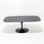 Stół WING z blatem beczkowym z czarnego płynnego laminatu RAL-9005 180x90 cm i podstawą z czarnego odlewu aluminiowego