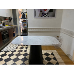 Tavolo BEATRICE con piano in ceramica effetto marmo Saint Laurent forma a botte 170x100 cm con base nera 