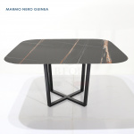 Table carrée KROSS avec plateau en marbre noir Marquina 160x160 cm et base en métal laqué noir