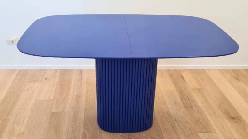 Table à rayures laquée bleue