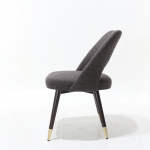 ESTER Stuhl aus grauer Baumwolle mit Beinen aus dunklem Wengeholz und Messingfüßen