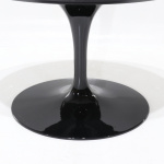 Tavolo WING con piano in laminato liquido nero RAL-9005 a botte 180x90 cm e base in fusione di alluminio nera 