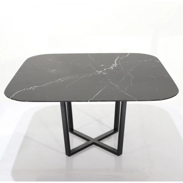 Kwadratowy stół KROSS z marmurowym blatem w kolorze czarnym marquina 160x160 cm i czarną lakierowaną metalową podstawą