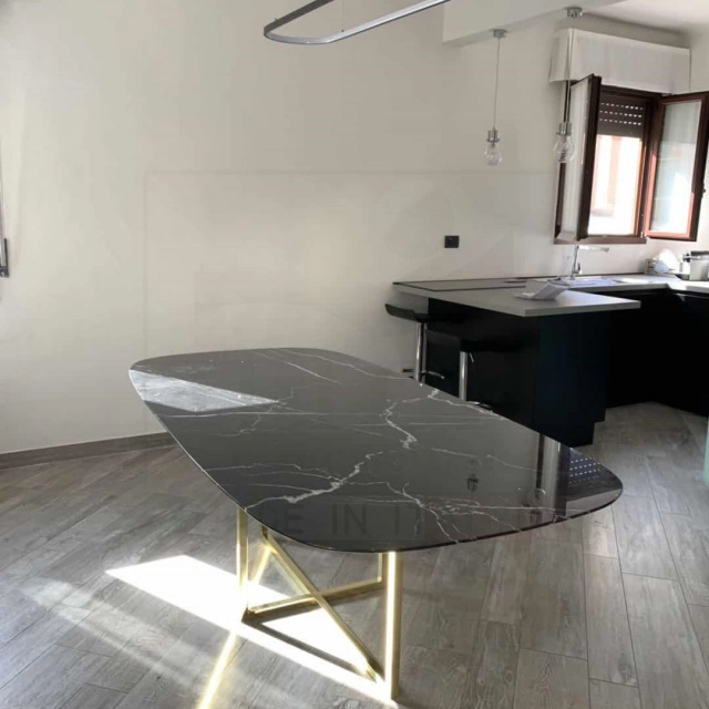 Tavolo Kross con piano forma a botte 200 x 110 cm in marmo nero guinea e  base cromo oro - IBFOR - Your design shop