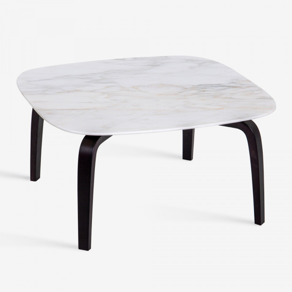 Tavolino da caffè rotondo moderno in legno con belle venature, podio, gamba  in acciaio, cuscino per divano grigio alla luce del sole