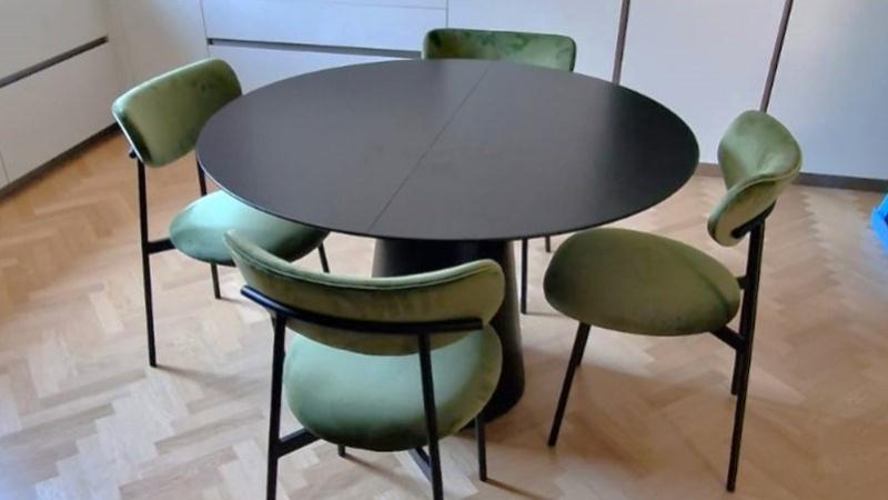 Tisch Beatrice rund und Stühle Marella - Ibfor