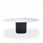 Table MILLERIGHE avec base en bois et plateau ovale en céramique effet marbre arabesque mesurant 140x80 cm