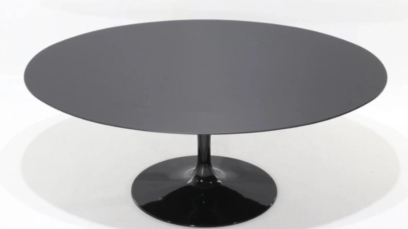 Wing Tisch aus schwarzem Flüssiglaminat