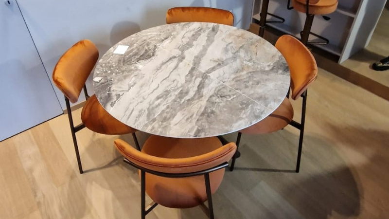 Plusy i Minusy stołu ceramicznego z efektem marmuru - IBFOR - Your design shop