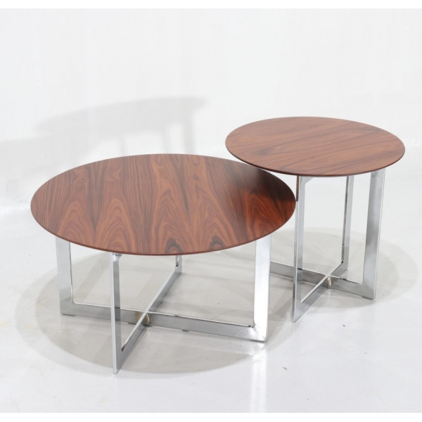 Ensemble de deux tables basses rondes LC avec plateau en bois et base chromée