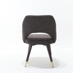 Krzesło ESTER z szarej bawełny z nogami z ciemnego drewna wenge i mosiężnymi nóżkami