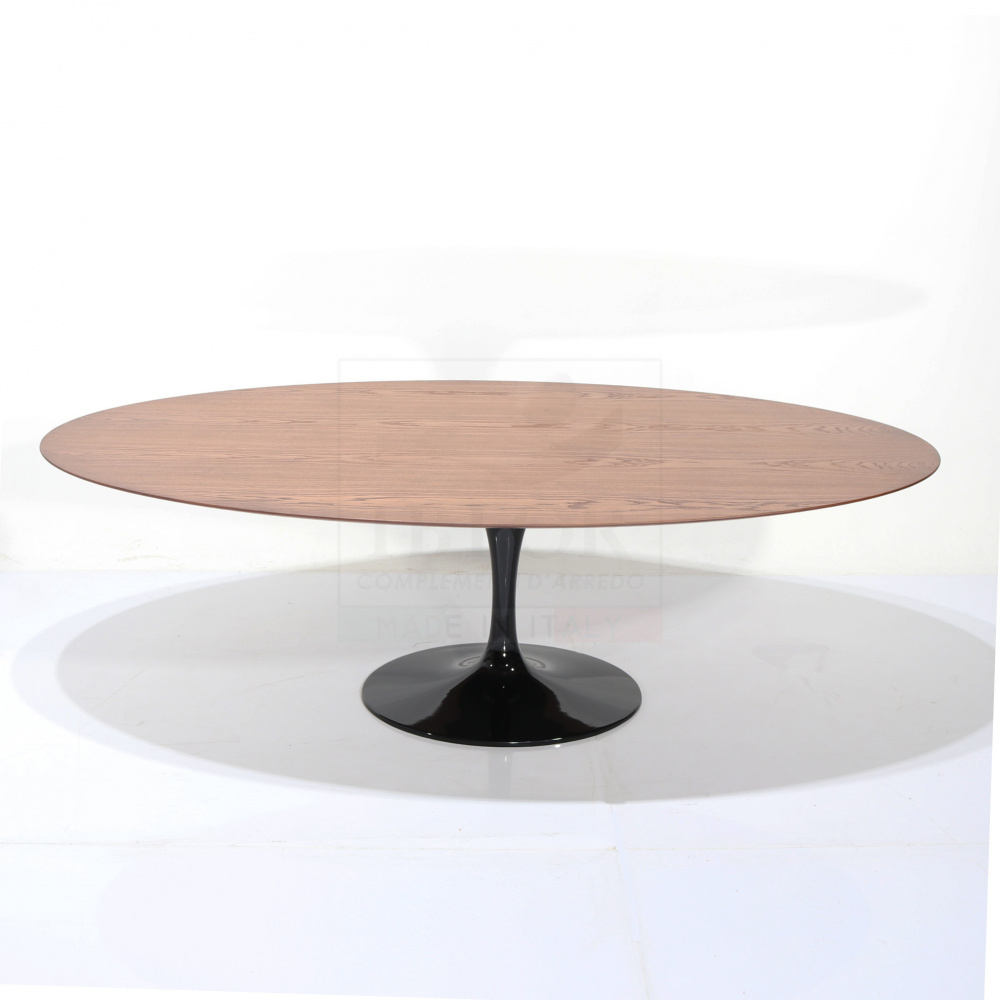 ROUND OR OVAL WING TABLE WITH VENEERED TOP 