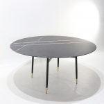 Stół ESTER z okrągłym blatem z czarnego marmuru gwinei o średnicy 107 cm i czarną metalową podstawą