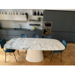 Tavolo BEATRICE con piano in ceramica ad effetto marmo statuario a forma a botte misura 200x110 cm e base centrale bianca