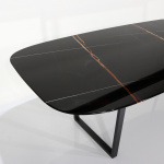 Table ROCK ONE avec plateau tonneau 220x110 cm en marbre noir de Guinée et piètement en métal laqué noir