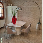Table BEATRICE avec plateau tonneau en céramique effet marbre statuaire mesurant 200x110 cm et base centrale blanche