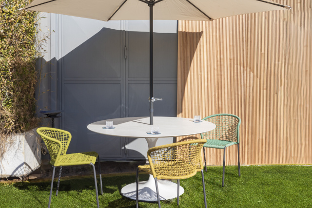 Outdoor - Sedie, divani e tavoli outdoor progettati per trasformare gli spazi esterni in un'oasi di comfort...