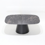 Table BEATRICE avec plateau en céramique effet marbre Saint Laurent 170x100 cm forme tonneau avec piètement