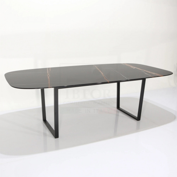 Table ROCK ONE avec plateau tonneau 220x110 cm en marbre noir de Guinée et piètement en métal laqué noir