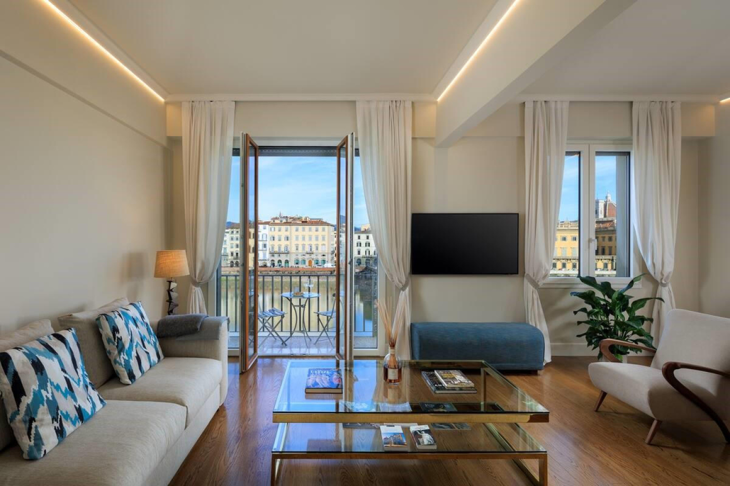 LUNGARNO SODERINI APARTMENT IN FLORENCE - IBFOR - Your design shop