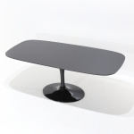 Table WING avec plateau tonneau en stratifié liquide noir RAL-9005 180x90 cm et base en fonte d'aluminium noire