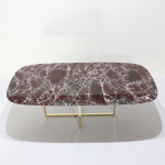 Tavolo Kross con piano forma a botte 200 x 110 cm in marmo nero guinea e base cromo oro
