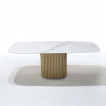 Stół MILLERIGHE z drewnianą podstawą i blatem w kształcie beczki z ceramiki z efektem złotego marmuru calacatta o wymiarach 180x90 cm