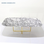 Tavolo Kross con piano forma a botte 200 x 110 cm in marmo nero guinea e base cromo oro