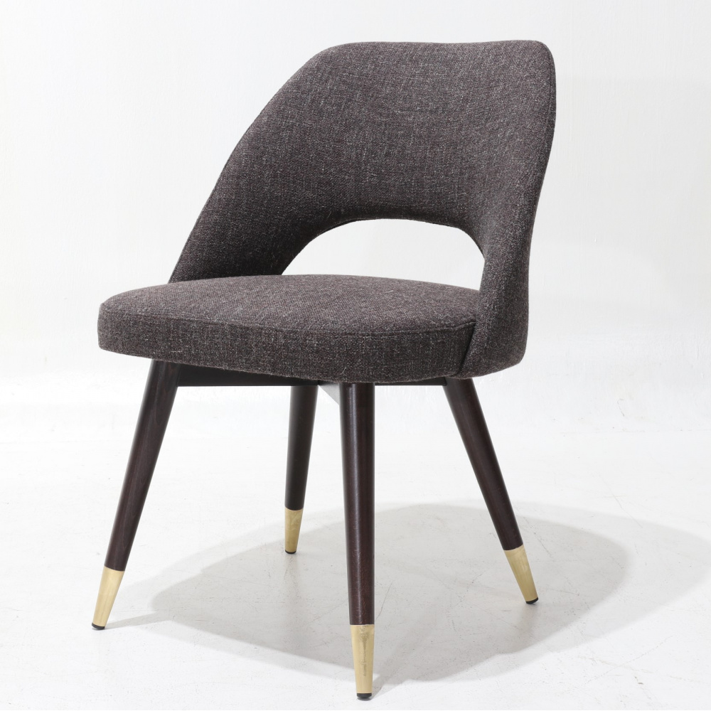 Krzesło ESTER z szarej bawełny z nogami z ciemnego drewna wenge i mosiężnymi nóżkami
