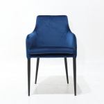 Krzesło LIDIA z podłokietnikami tapicerowanymi niebieskim aksamitem i czarnymi nogami