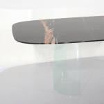 Stół GIOTTO z blatem w kształcie beczki z prawdziwego marmuru o wymiarach 220x120 i szklaną podstawą