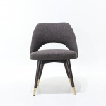 ESTER Stuhl aus grauer Baumwolle mit Beinen aus dunklem Wengeholz und Messingfüßen