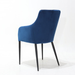 Krzesło LIDIA z podłokietnikami tapicerowanymi niebieskim aksamitem i czarnymi nogami