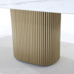 Mesa MILLERIGHE con base de madera y tapa en forma de barril en cerámica efecto mármol calacatta oro de 180x90 cm