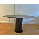 Stół EMILIE z beczką 160x85 cm z blatem ceramicznym z efektem marmuru calacatta oro i podstawą z drewna jesionowego